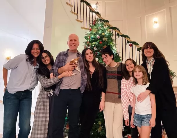 Bruce Willis junto a su familia y Demi Moore / Instagram