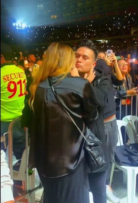 Deyvis y Cassandra atendieron el pedido de Romeo Santos y fueron aclamados por los asistentes al concierto de 'Aventura'/Foto: Instagram