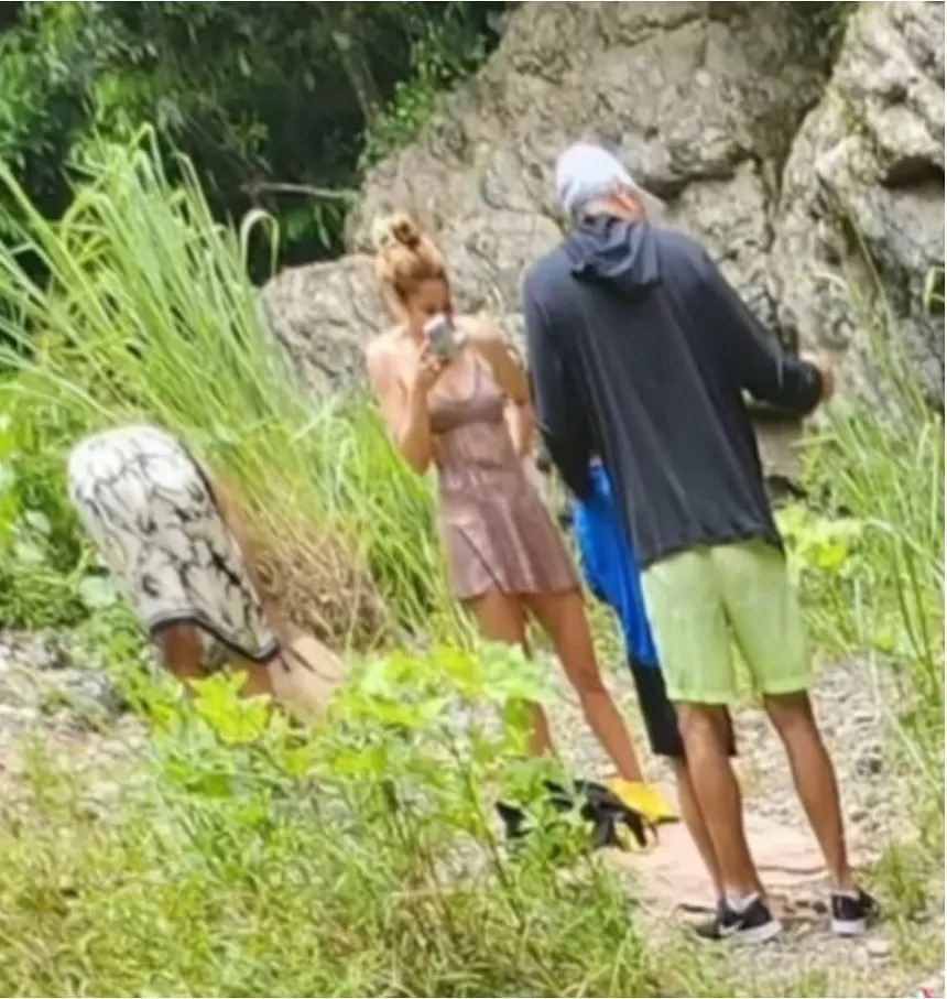 Shakira tomándole una fotografía a Milan con Rauw Alejandro en Puerto Rico/ Foto: IG Shakira