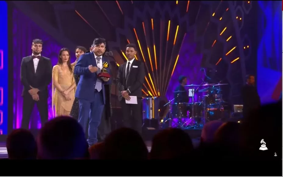 E, director de arte Gustavo 'Alvarez dio un emotivo discurso dirigido a su familia/Foto: Captura Latin Grammy