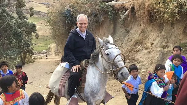 Papa León XIV, obispo de Chiclayo, cabalgando en las montañas de Incahuasi, cerca de Chiclayo. Fuente: Diócesis de Chiclayo 