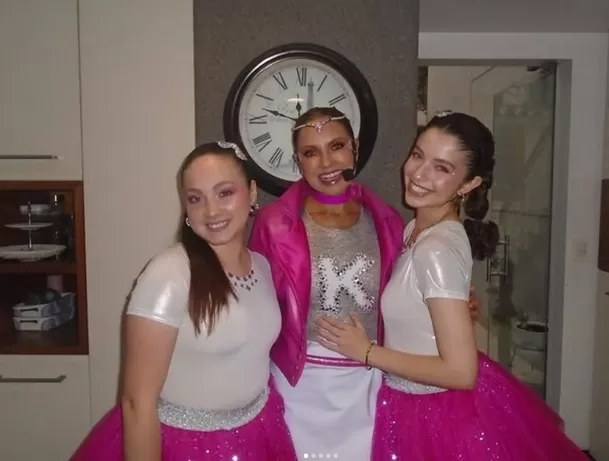 Doris, quien siguió los pasos de su madre en el mundo del espectáculo, ha encontrado en las redes sociales un espacio para conectar con sus seguidores y mostrar su orgullo familiar. Foto: Instagram