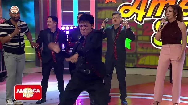 El vocalista de Caribeños de Guadalupe sorprendió con sus intensos movimientos durante el popular trend, pero Dorita Orbegoso no dudó en interrumpirlo y hacerle una divertida observación en vivo. Foto: América Hoy