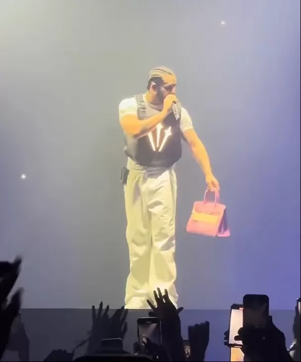 Drake regalÓ un bolso Birkin de Hermès valorado en 32.000 euros en pleno concierto. Fuente: TikTok