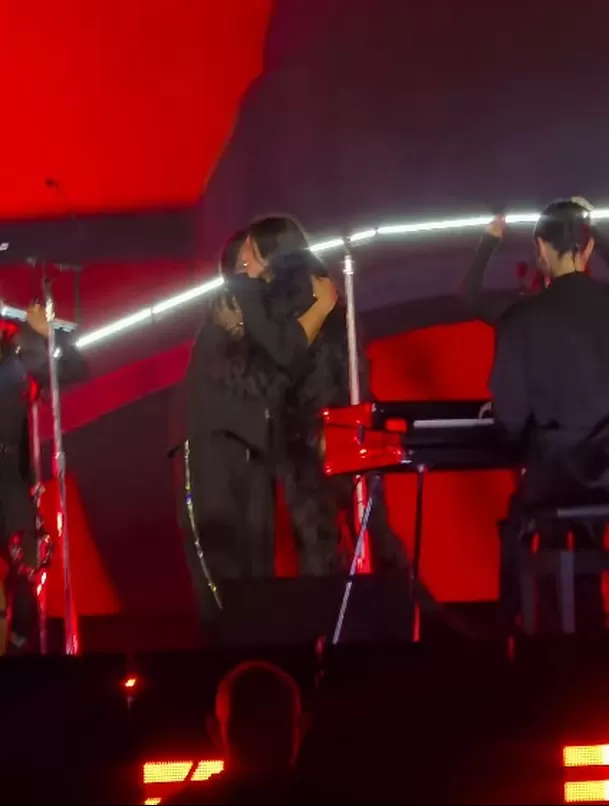 Dua Lipa y Mauricio Mesones cantan juntos ‘Cariñito’ en concierto/ Captura Dua Lipa y Mauricio Mesones cantan juntos ‘Cariñito’ en concierto/ Captura