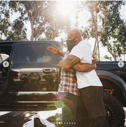 Dwayne Johnson sorprende a un fan muy especial regalándole su lujoso auto