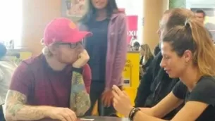 Ed Sheeran alborota a fans tras llegar a Lima a una semana de su concierto