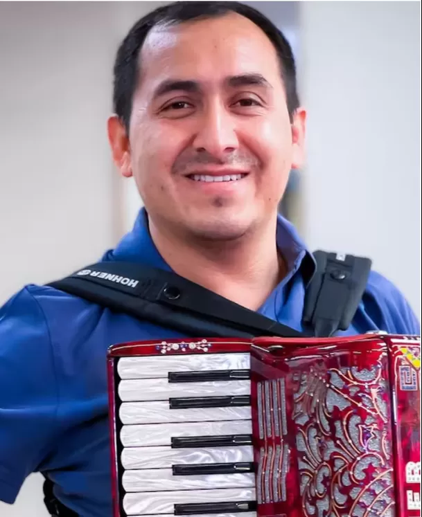 Edwin Guerrero es el dueño y director musical de la agrupación de cumbia Corazón Serrano. Foto: Instagram