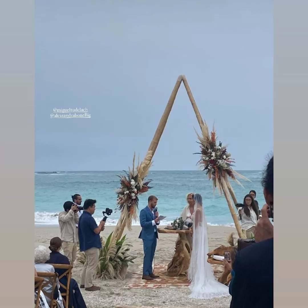 Un romántico Tipy de caña con flores le dio el ambiente romántico a la ceremonia / Foto: IG Alessandra Bonelli