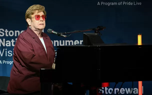 Elton John reveló que perdió la vista por una "infección severa" / AFP