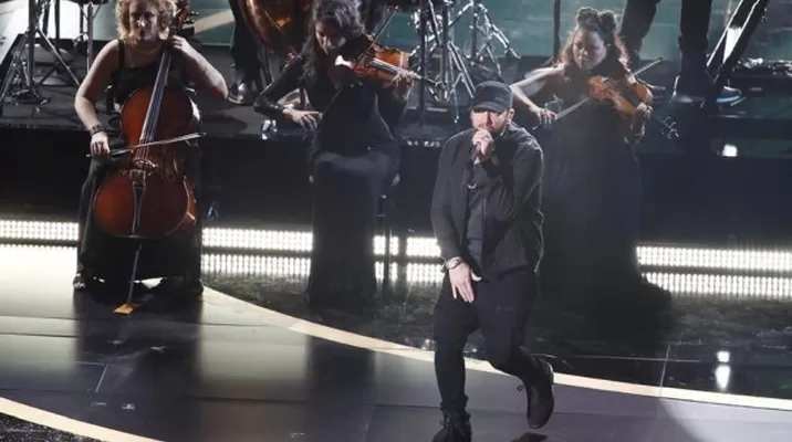 Eminem aparece por sorpresa en los Oscar 2020 y canta su canción Lose Yourself. Foto: EFE Eminem aparece por sorpresa en los Oscar 2020 y canta su canción Lose Yourself. Foto: EFE