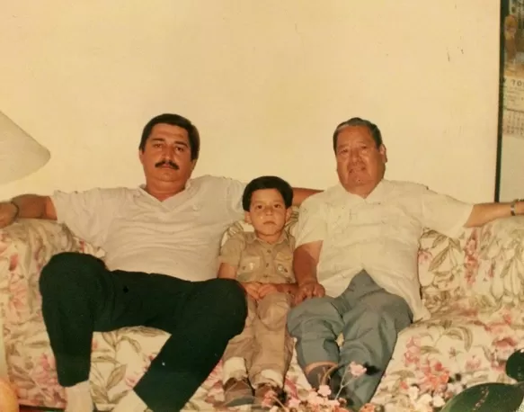 Pedro Loli con su padre cuando era un niño / Instagram