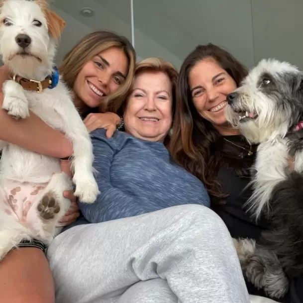 Vania Torres junto a su abuela / Instagram