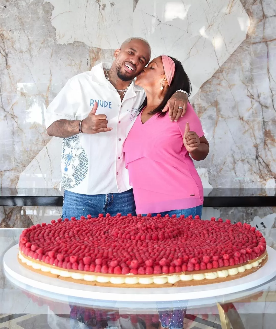 Jefferson Farfán y doña Charo Guadalupe celebrando / Instagram