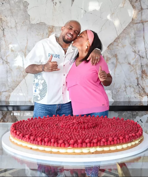 Jefferson Farfán y doña Charo Guadalupe celebrando / Instagram