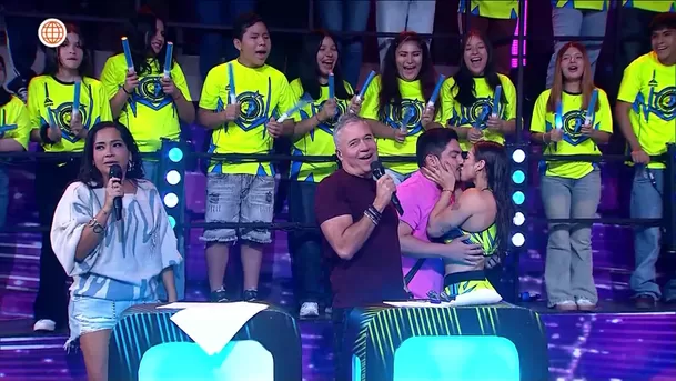 Erick Elera da apasionado beso a Allison Pastor en EEG