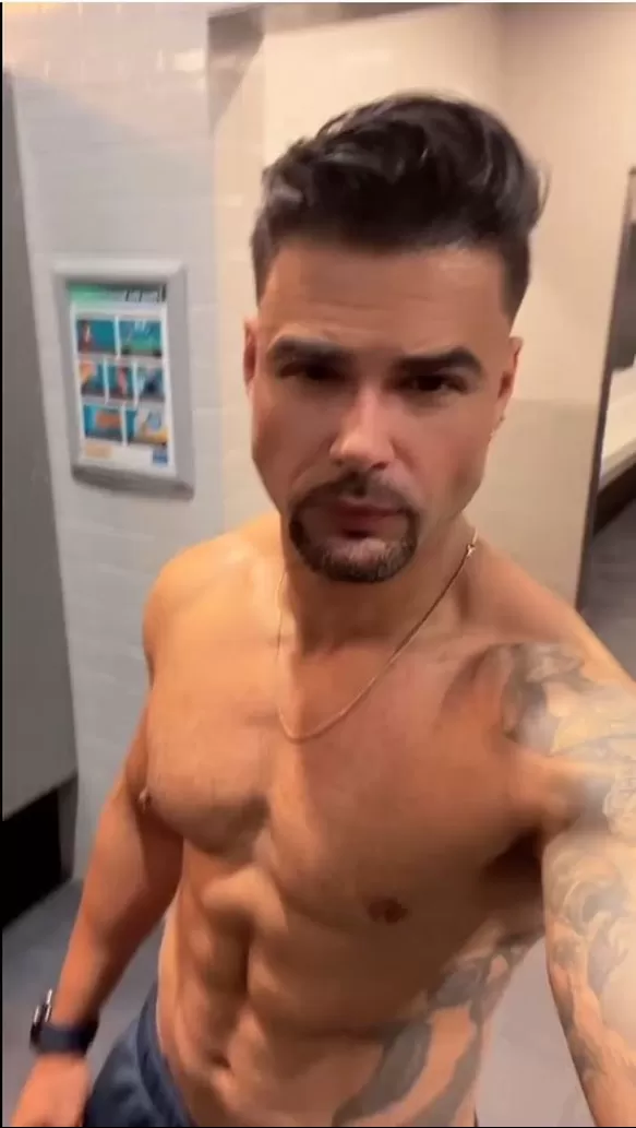 Erick Sabater volvió a lucir su acostumbrado copete en el cabello tras anunciar su divorcio/Foto: Instagram