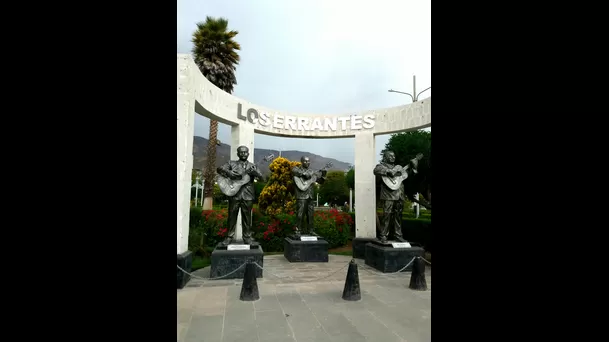 Monumento dedicado a Los Errantes en la plaza central de Chuquibamba