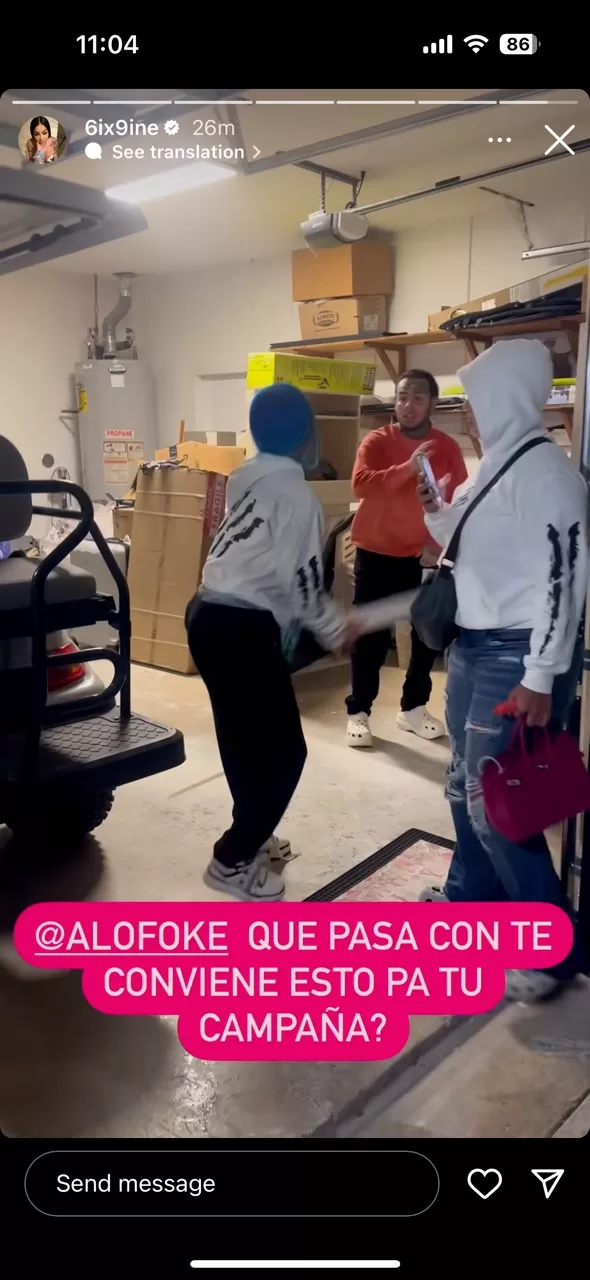 Yailin golpeando con un palo a Tekashi. Fuente: Instagram