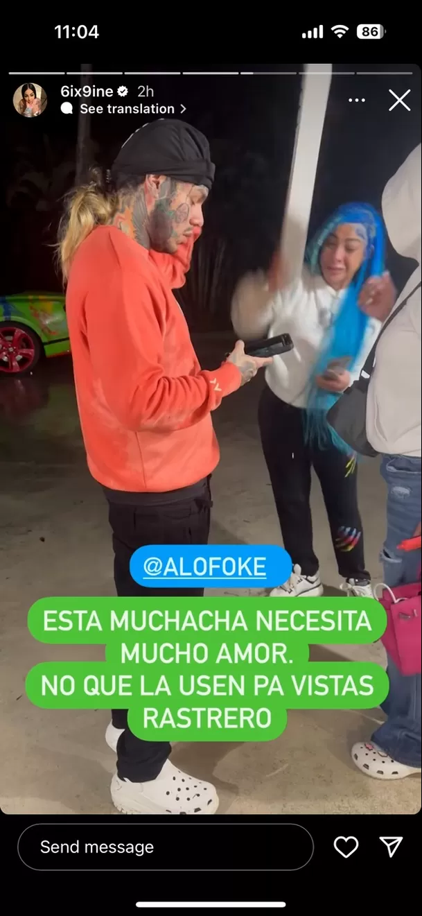 Yailin sosteniendo un palo con el luego golpea a Tekashi. Fuente: Instagram