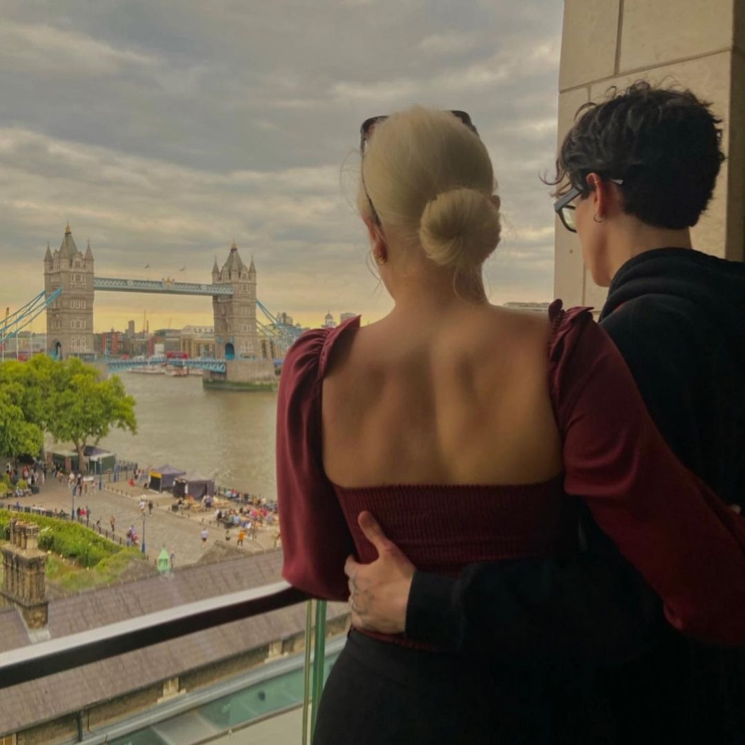 Los enamorados en Londres. (Foto: Instagram / @alexiabobryk)