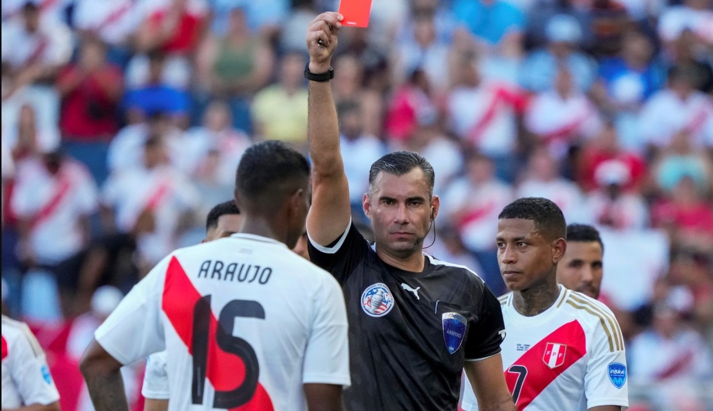 Momento de la expulsión de Miguel Araujo en el partido Perú vs Canadá en la Copa América 2024/Foto: América Tv