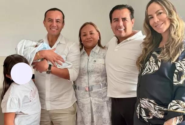 Richard Acuña con su hermano, cuñada, madre y sobrina tras el nacimiento de César León / IG: @richardacuna_