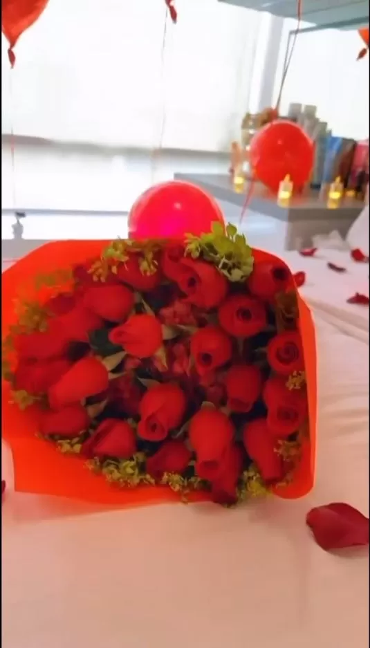 Kike Márquez llenó la habitación de globos en forma de corazón y sobre la cama colocó un ram de rosas roja/Foto: Instagram