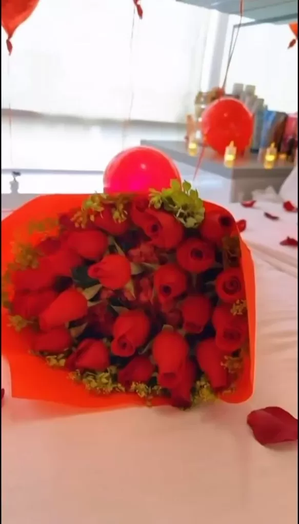 Kike Márquez llenó la habitación de globos en forma de corazón y sobre la cama colocó un ram de rosas roja/Foto: Instagram