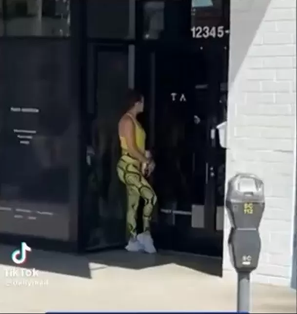 JLo fue fotografiada en una situación nada agradabe esperando en la puerta del gimnasio donde entrena / Foto: TikTok