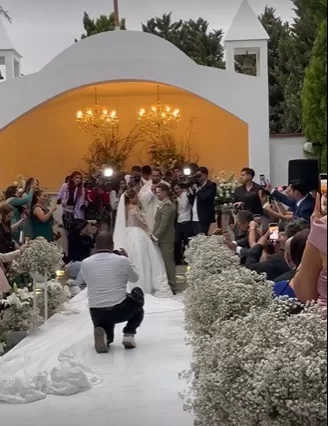 Estrella Torres y Kevin Salas en el altar. Fuente: Instagram/MaritzaRodríguez