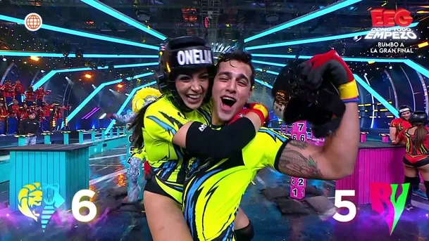 Onelia Molina no pudo contener la emoción y, en medio de la celebración, se trepó de su compañero Gabriel Meneses. Foto: América TV Onelia Molina no pudo contener la emoción y, en medio de la celebración, se trepó de su compañero Gabriel Meneses. Foto: América TV