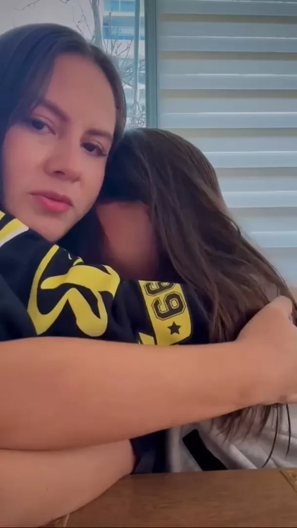 La pequeña Caetana Palao quedó conmovida con la carta que le escribió su mamá / Captura