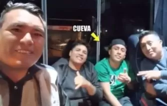 Fotografía de Christian Cueva con chofer del bus que traslada a Pamela Franco/Foto: Facebook