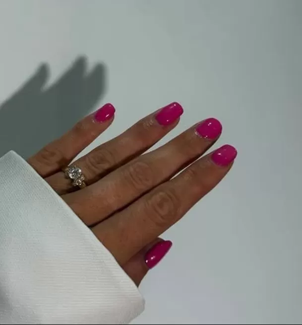 Macarena Gastaldo anunció su compromiso con Ángel Sánchez y mostró su anillo de diamante.