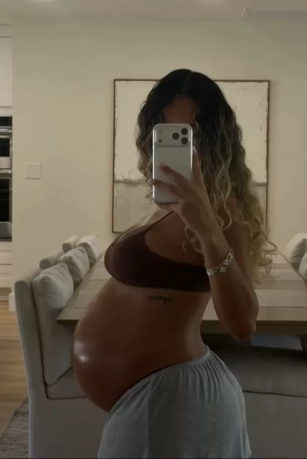La exintegrante de Esto es Guerra dejó ver lo avanzado de su embarazo y dejó en shock a sus fans. Foto: TikTok @ximenaperaltac