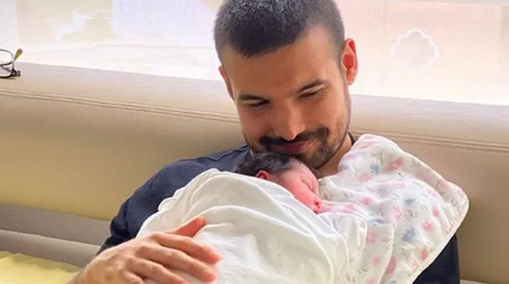 Ezio Oliva no puede más con su felicidad tras la llegada de su segunda hija Cayetana Ezio Oliva no puede más con su felicidad tras la llegada de su segunda hija Cayetana