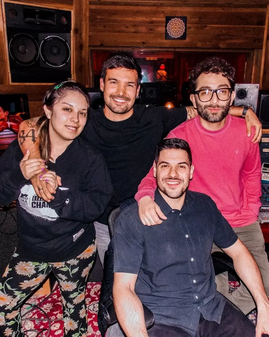 Equipo de producción de la grabación del tema 'Malamor'/ Foto: IG Ezio Oliva