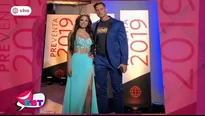 Fabio Agostini acudió al evento acompañado de su amada novia Marya Goñi (Foto: Captura América TV)