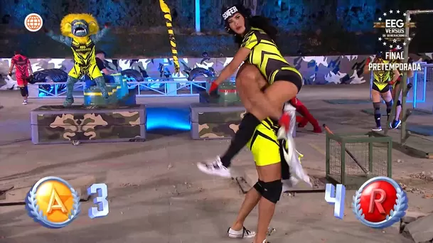 Fabio Agostini enloqueció tras victoria y cargó a Michelle Soifer. Fuente: AméricaTV Fabio Agostini enloqueció tras victoria y cargó a Michelle Soifer. Fuente: AméricaTV