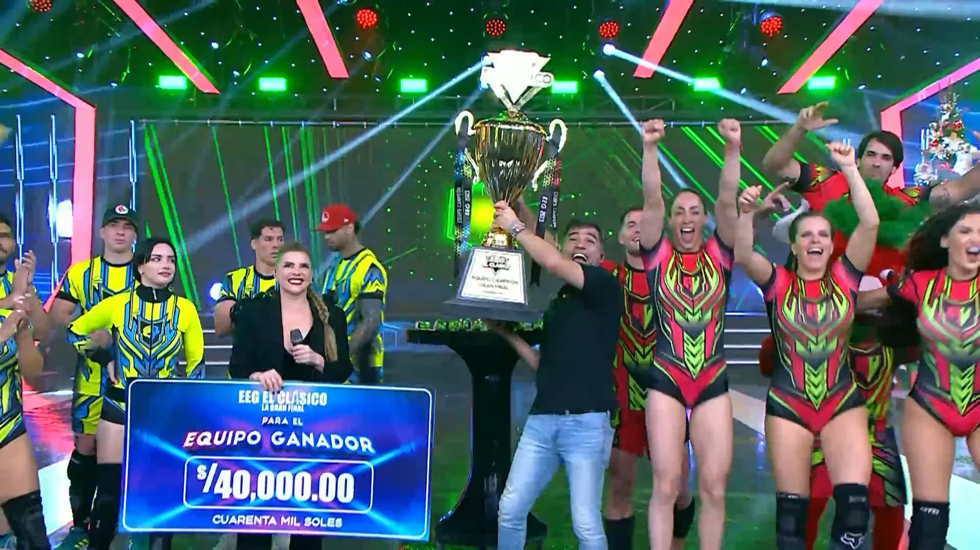 Combatientes alzaron la copa como campeones de la gran final de EEG. Fuente: AméricaTV