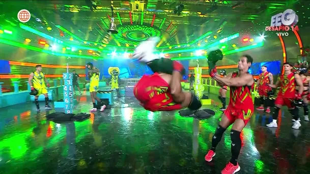 Leandro casi ‘desnuca’ a Facundo González al celebrar con salto mortal / AméricaTV