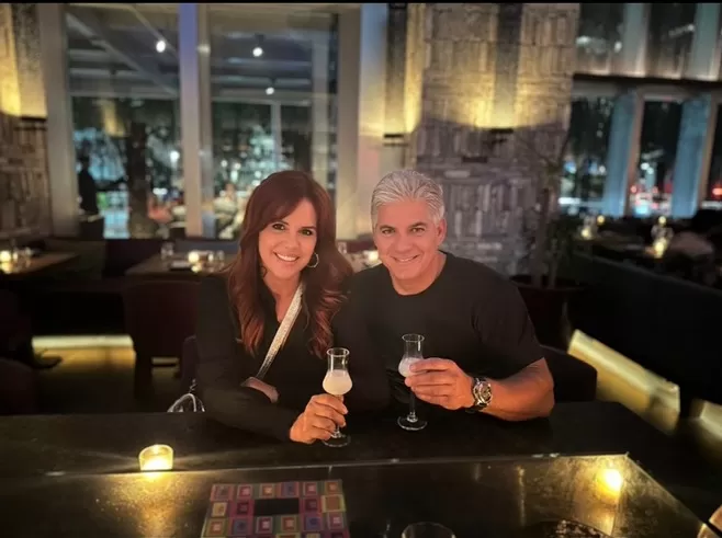 María Celeste Arrarás disfrutando de una cena junto a Raúl Quintero. Fuente: Instagram