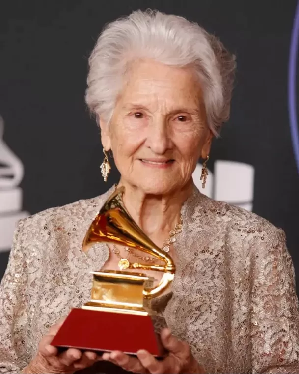 Ángela Álvarez ganó un Latin Grammy en el 2022 cuando tenía 95 años / Instagram