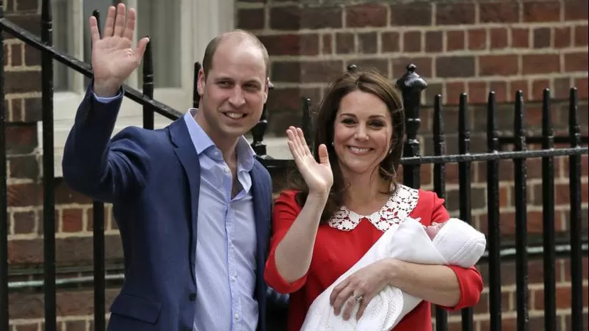 Familia real británica publica las primeras fotos del príncipe Louis con Charlotte