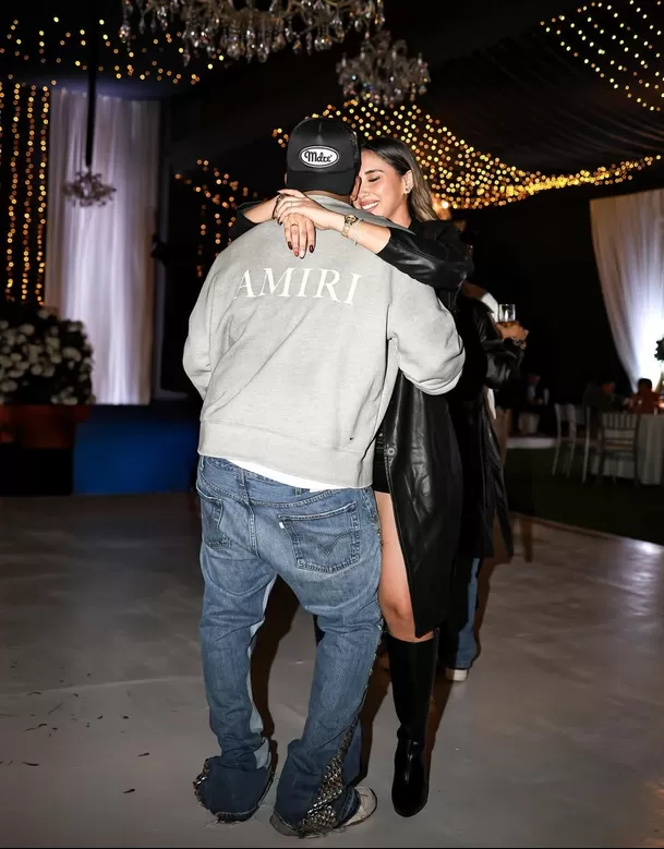 Jefferson Farfán se luce templazado de Xiomy Kanashiro en románticas fotos. Fuente: Instagram