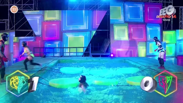 Flavia López sufrió terrible resbalón y cayó a la piscina haciendo perder a su equipo / AméricaTV