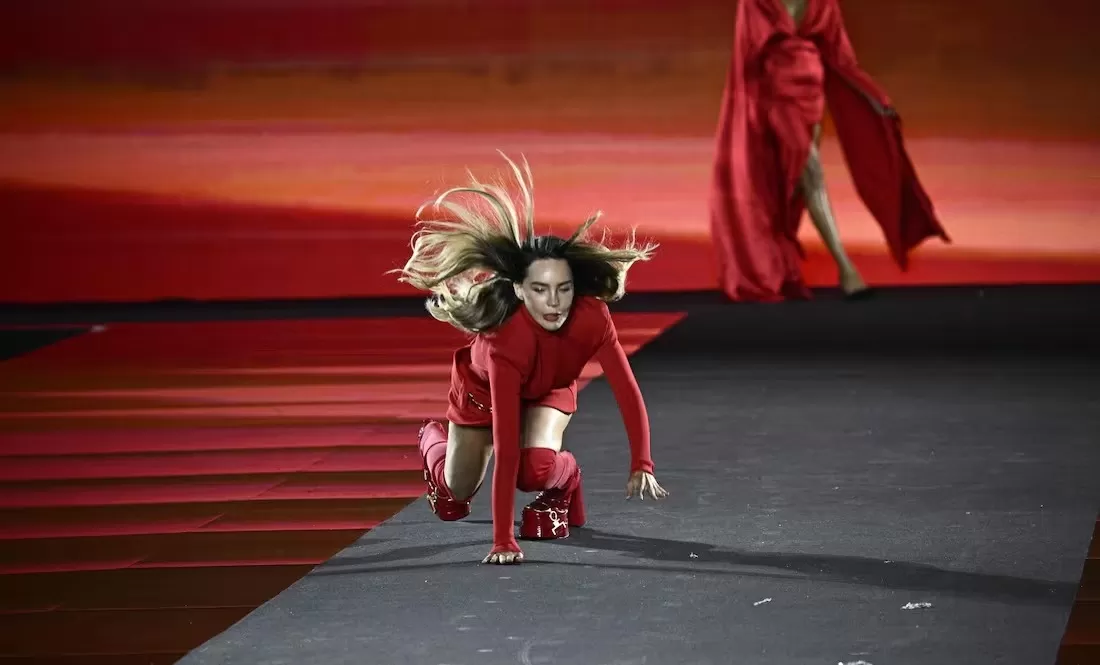 Belinda sufrió fuerte caída durante desfile de la Semana de la Moda en París. Fuente: AFP