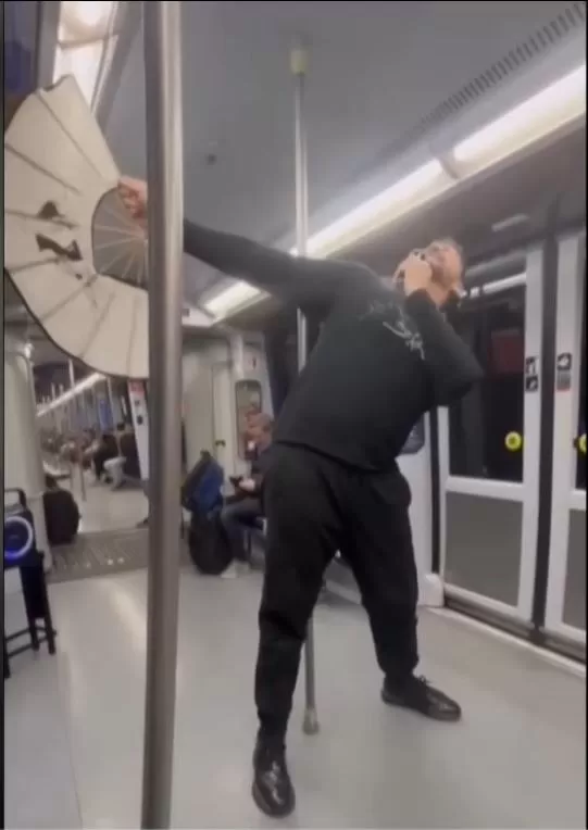 Luis Font fundador y exintegrante de 'Locomía' ahora vive en las calles y canta en el Metro de Madrid/Foto: Facebook