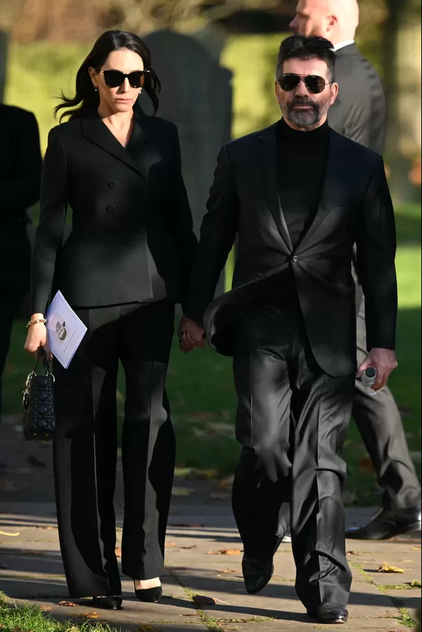 El productor Simon Cowell y su esposa en el funeral de Liam Payne / AFP